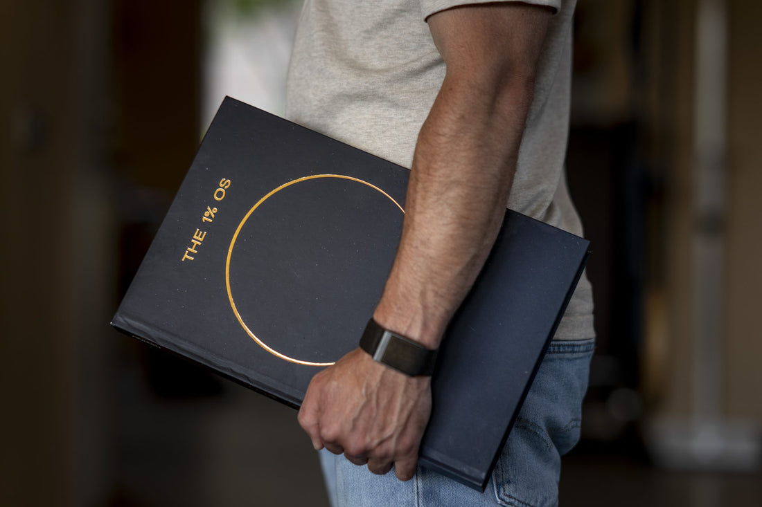 Man met The 1% OS Notebook onder de arm