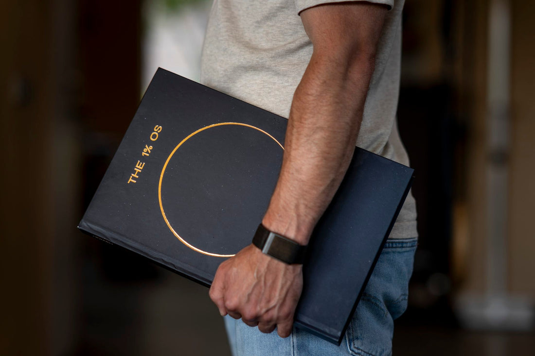Man met The 1% OS Notebook onder de arm