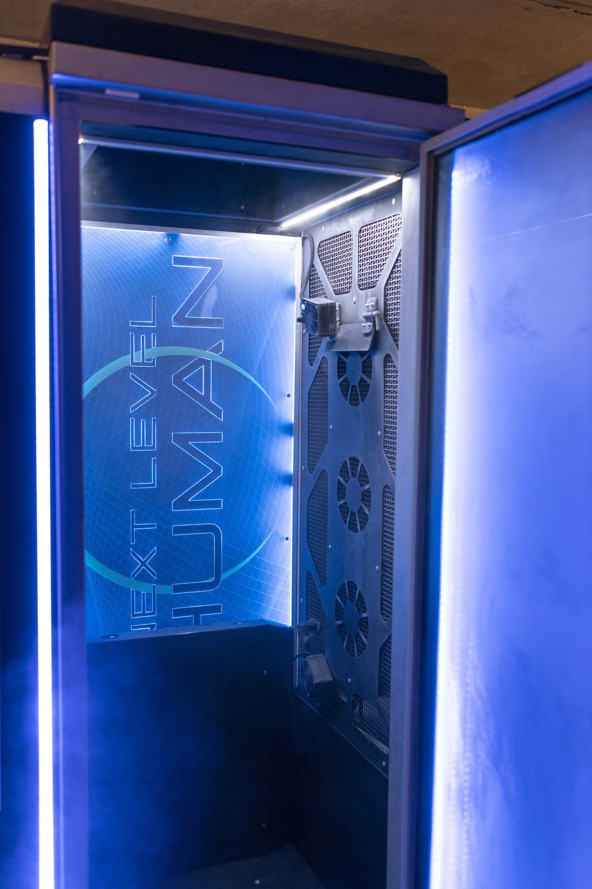 Interieur van de Next Level Cryo Sauna met logo