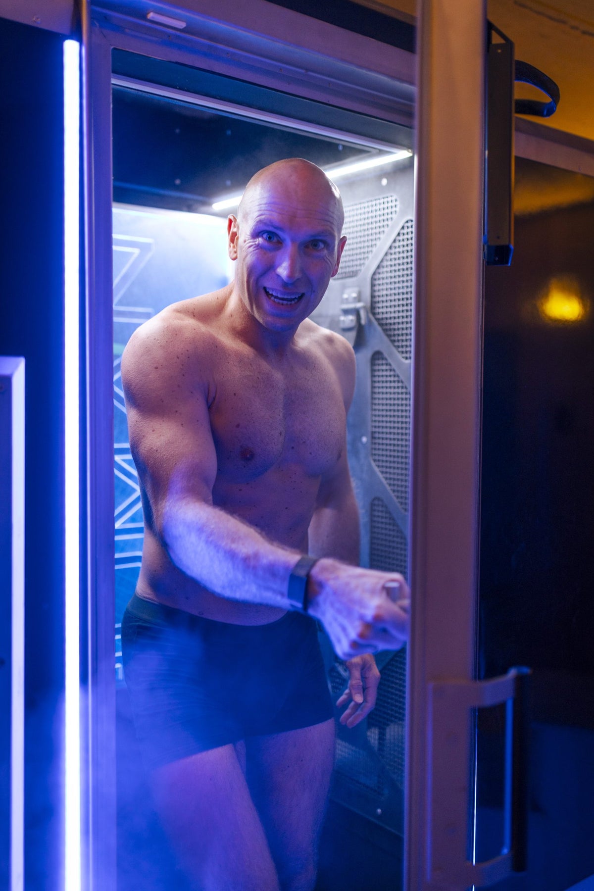 Man stapt juichend uit de Next Level Cryo Sauna