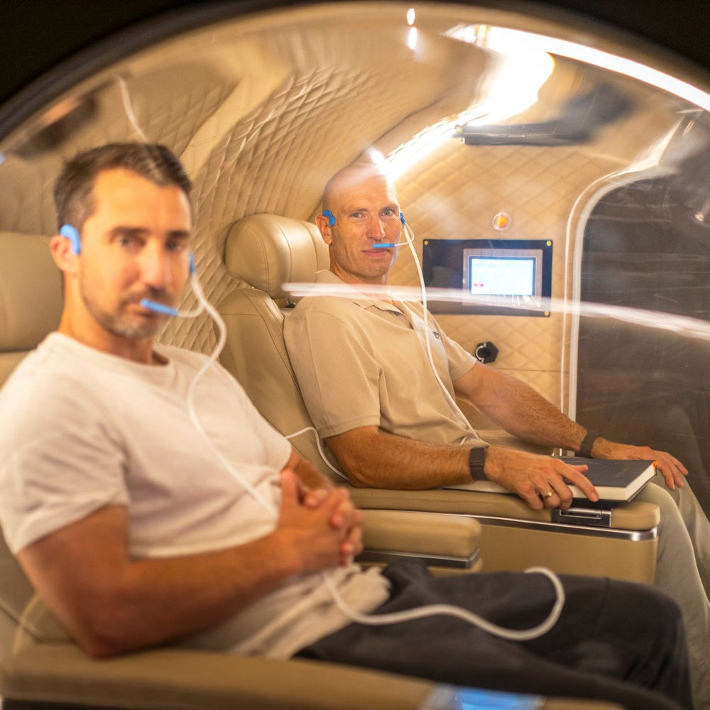 Twee mannen in de Next Level Hyperbaric 2-seats Deluxe, gezien door de patrijspoort