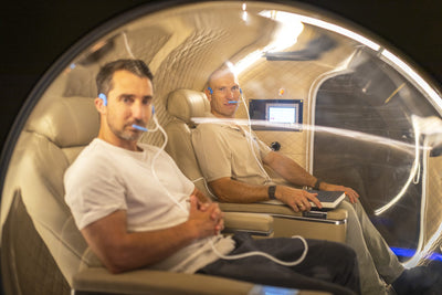 Twee mannen in de Next Level Hyperbaric 2-seats Deluxe, gezien door de patrijspoort