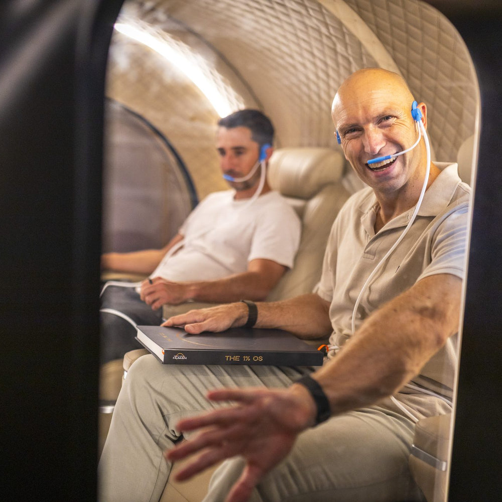 Twee mannen in gesprek in de Next Level Hyperbaric 2-seats Deluxe