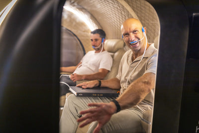 Twee mannen in gesprek in de Next Level Hyperbaric 2-seats Deluxe