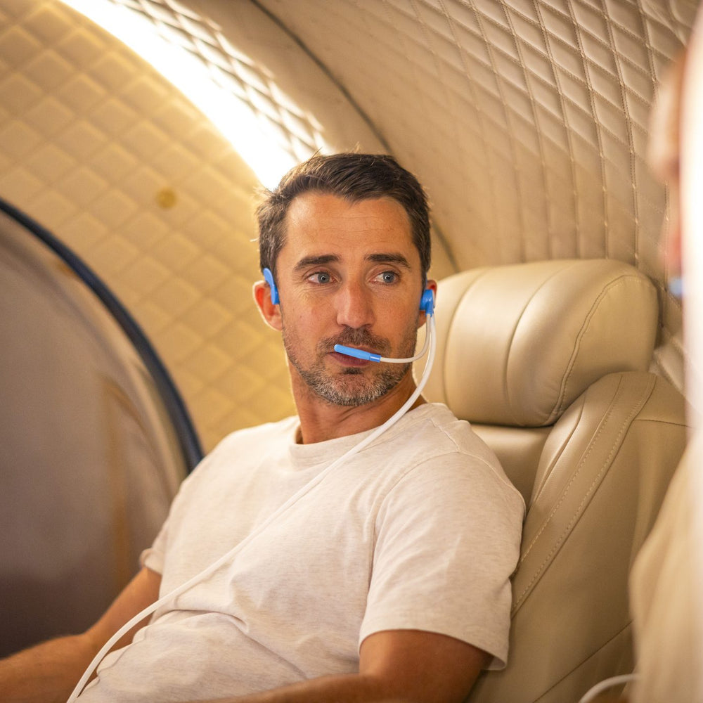 Man met zuurstofheadset in een loungestoel van de Next Level Hyperbaric 2-seats Deluxe