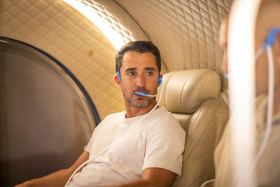 Man met zuurstofheadset in een loungestoel van de Next Level Hyperbaric 2-seats Deluxe