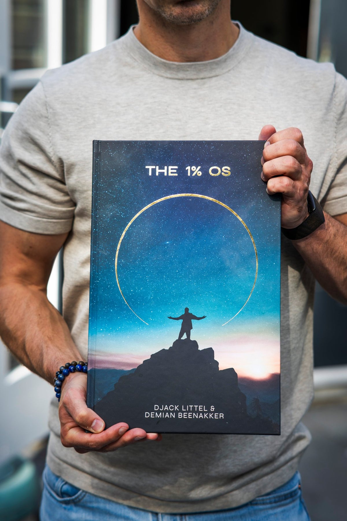 Het boek The 1% OS in handen