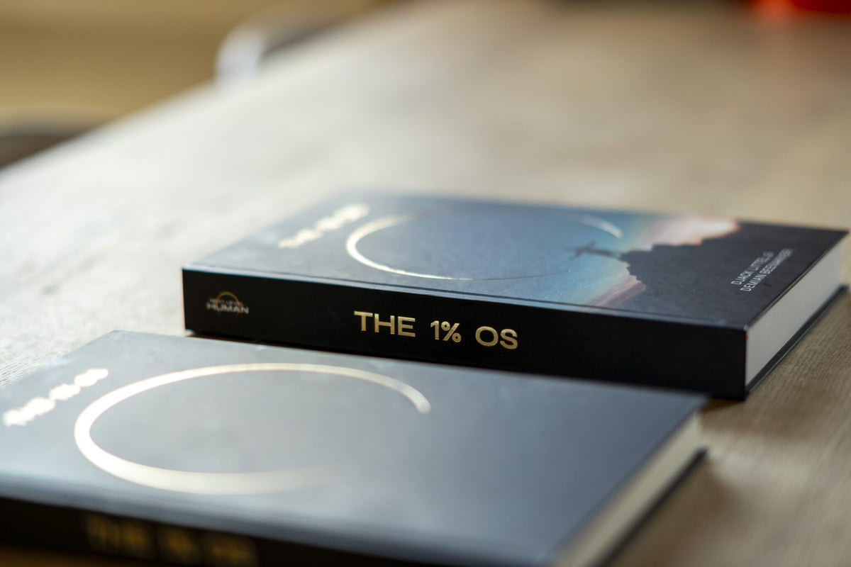 The 1% OS met het The 1% OS Notebook op tafel