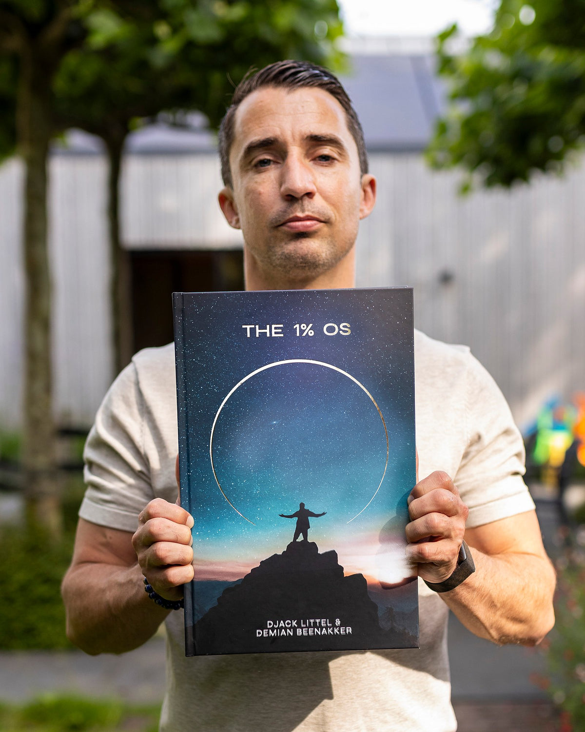 Auteur houdt The 1% OS omhoog in de tuin